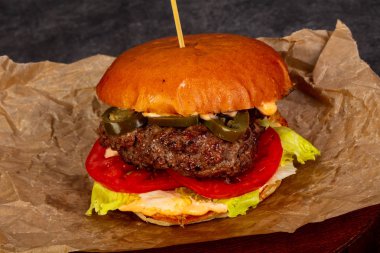 Etli ve peynirli hamburger.