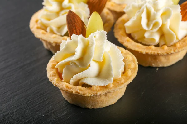 Tartı krem, üzüm ve badem catering için