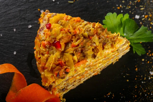 Siyah arka plan üzerinde karaciğer pan-cake