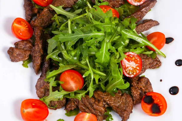 Ruccola ve domates ile sığır eti