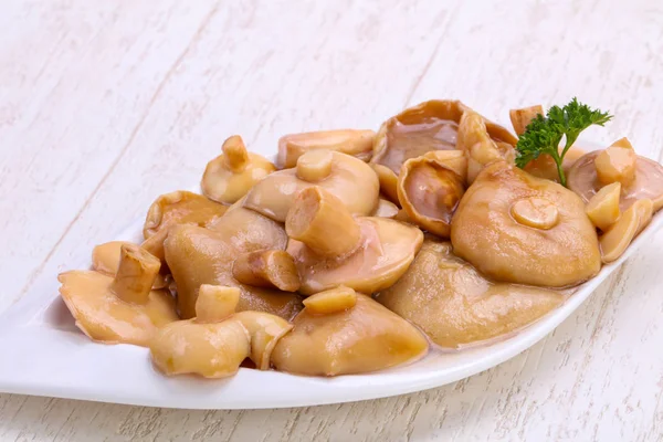 Baharat ile kase salamura mantar