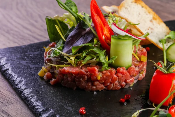 Çiğ biftek tartar Bıldırcın yumurta hizmet