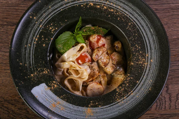 Delicosa Pasta Con Setas Servidas Con Albahaca —  Fotos de Stock