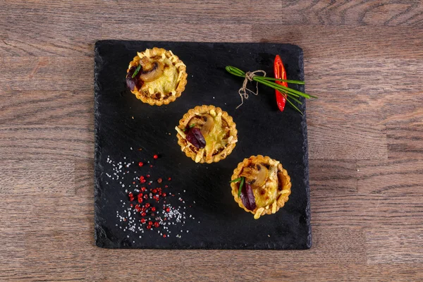 Fırında mantar ve peynir ile kanepe