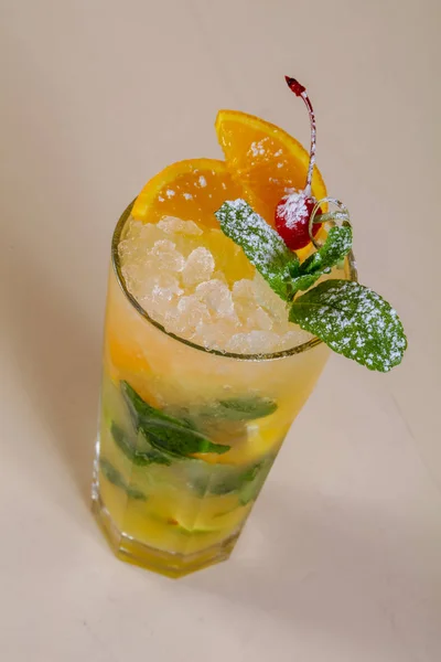 Mojito Com Cereja Laranja Servida — Fotografia de Stock