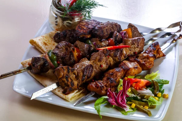 Barbekü et ve sebze tabağı.