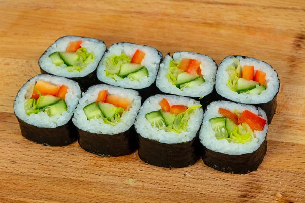 Vejetaryen maki rulo salatalık ile