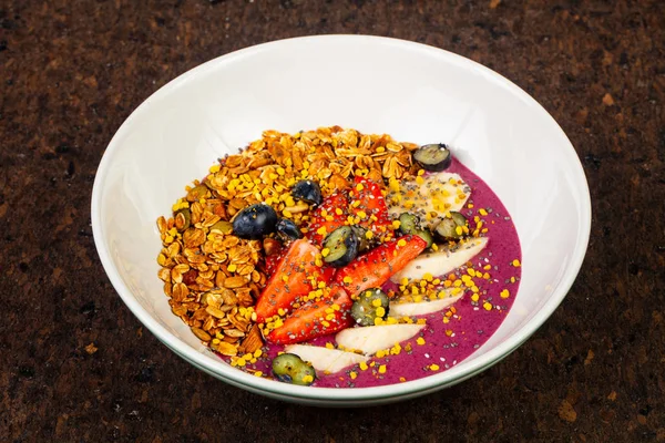 Lezzetli asai kase mısır ezmesi, meyve ve çilek ile