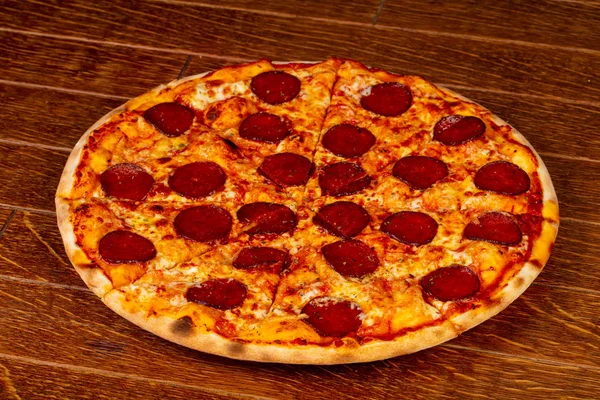 Pizza Pepperoni Italiano Sobre Backgorund Madeira — Fotografia de Stock