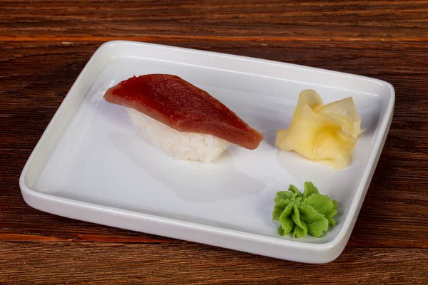 日本の伝統的な寿司マグロ — ストック写真
