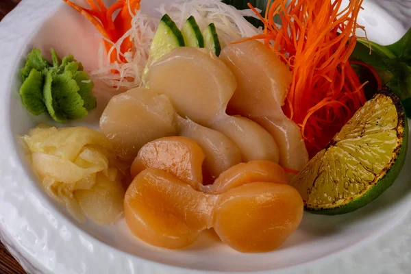 Japanska Sashimi Med Pilgrimmsmusslor Lime Och Mynta — Stockfoto