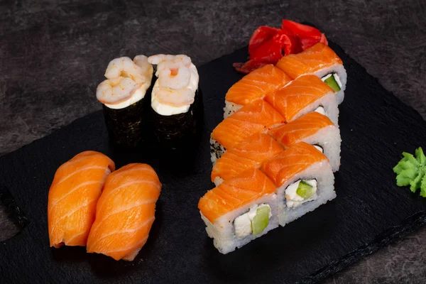 Japon Suşi ile çeşitli madde ayarla