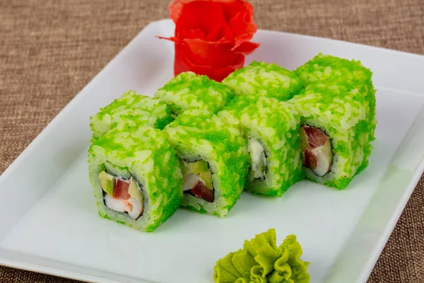 Ton balığı ve tobiko ile rulo