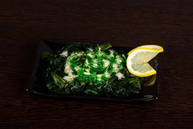 Chukka ve sesam tohumları ile salata