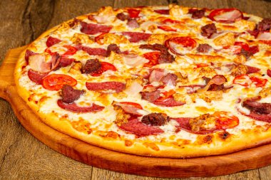 Sosis ve peynir pizza