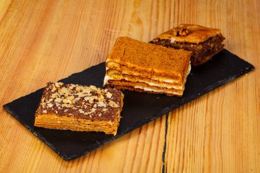 Bal ile lezzetli katmanlı kek