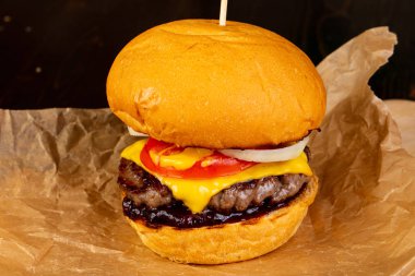 Et ve peynir ile lezzetli ev yapımı Hamburger