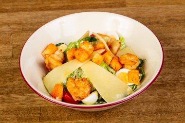 Sezar salata karides ve peynir ile