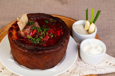Et ve ekmek lahana ile geleneksel Borsch