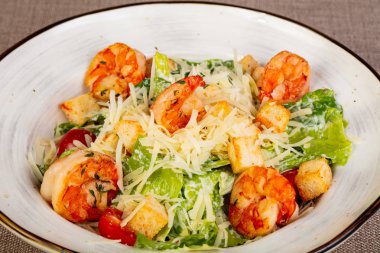 Karides ve parmesan peynirli Sezar salatası.