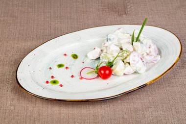 Otlar ile yoğurt soslu sebze