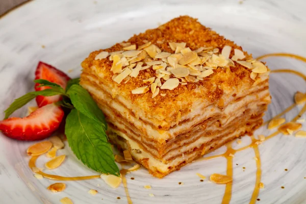 Torta Miele Stratificata Con Noci — Foto Stock