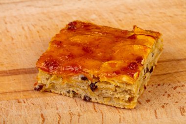 Ahşap arka plan üzerinde tatlı lezzetli ekmek