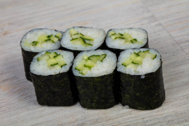 Japon soğuk rulo salatalık ile