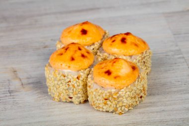 Japon pişmiş rulo ile balık