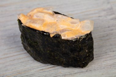 Japon geleneksel baharatlı gunkan suşi