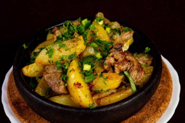 Kavrulmuş domuz patates tava ile