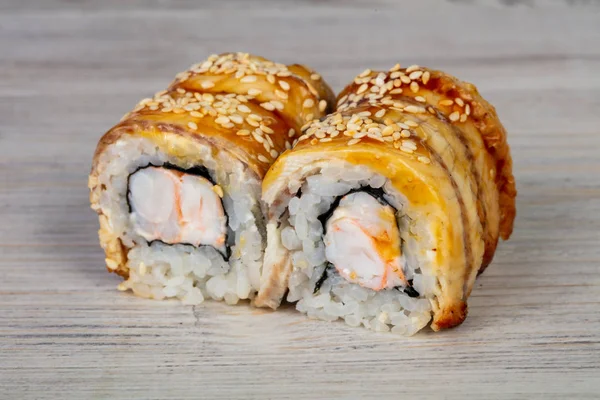 Yılan balığı ile Japon geleneksel rulo