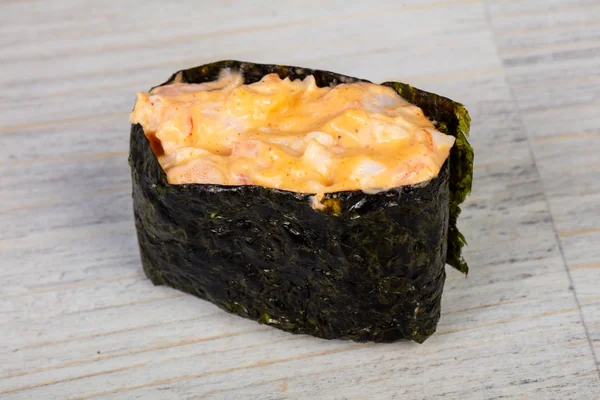 Japon geleneksel baharatlı gunkan suşi