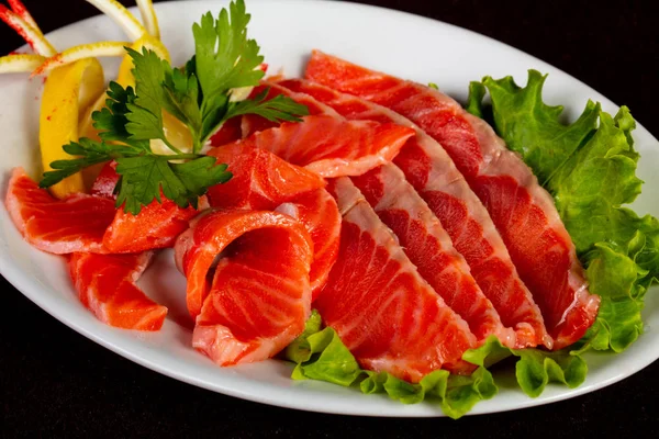 Sashimi Salmone Affettato Con Prezzemolo Limone — Foto Stock