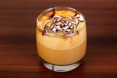  Kapuçino tabloda kahve Kupası