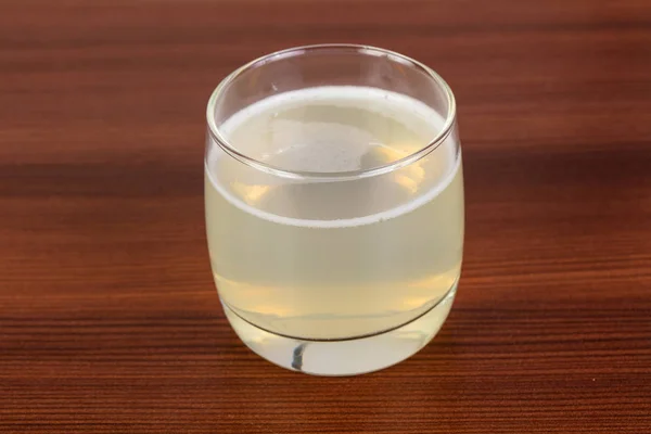 甜自制柠檬水在玻璃 — 图库照片