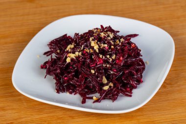 Vegan pancar salatası fındıklı