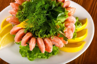 Karides kokteyl limon ve otlar ile