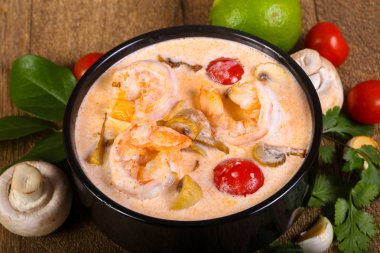 Karidesli geleneksel Tom Yam çorbası.