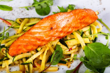Sebze ve salatalı ızgara somon.