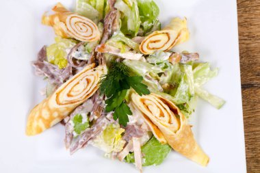 Sığır eti ve salata yaprakları ile gözleme