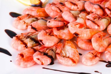 Haşlanmış karides sos ve limon ile