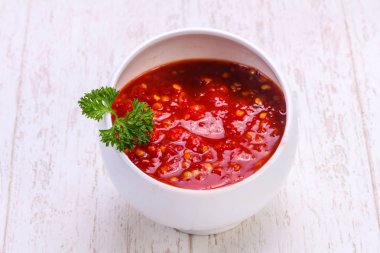 Kabın içinde baharatlı biber sosu