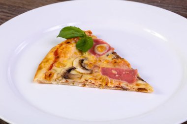 Pizza mantar ve peynir jambon