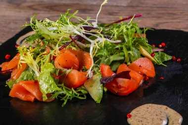 Somon ve fındık soslu avakado salatası