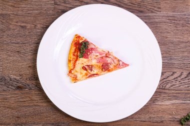 Pizza jambon peynir ve sosis 