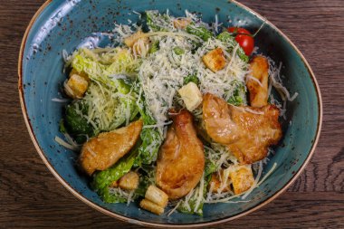 Tavuk ve parmesan peynirli sezar salatası.