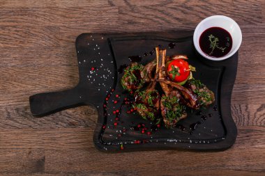 Soslu kuzu kaburga kavrulmuş