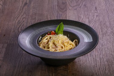 İtalyan makarna Carbonara domates ve fesleğen servis