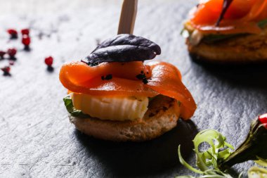 Kanepe somon ve salata yaprakları